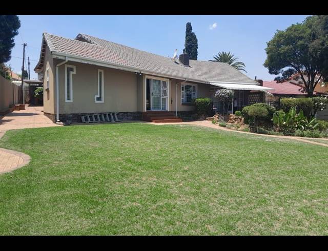 5 BEDROOM HOUSE FOR SALE IN MONDEOR